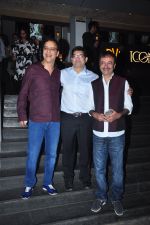 Vidhu Vinod Chopra, Rajkumar Hirani at Dangal premiere on 22nd Dec 2016